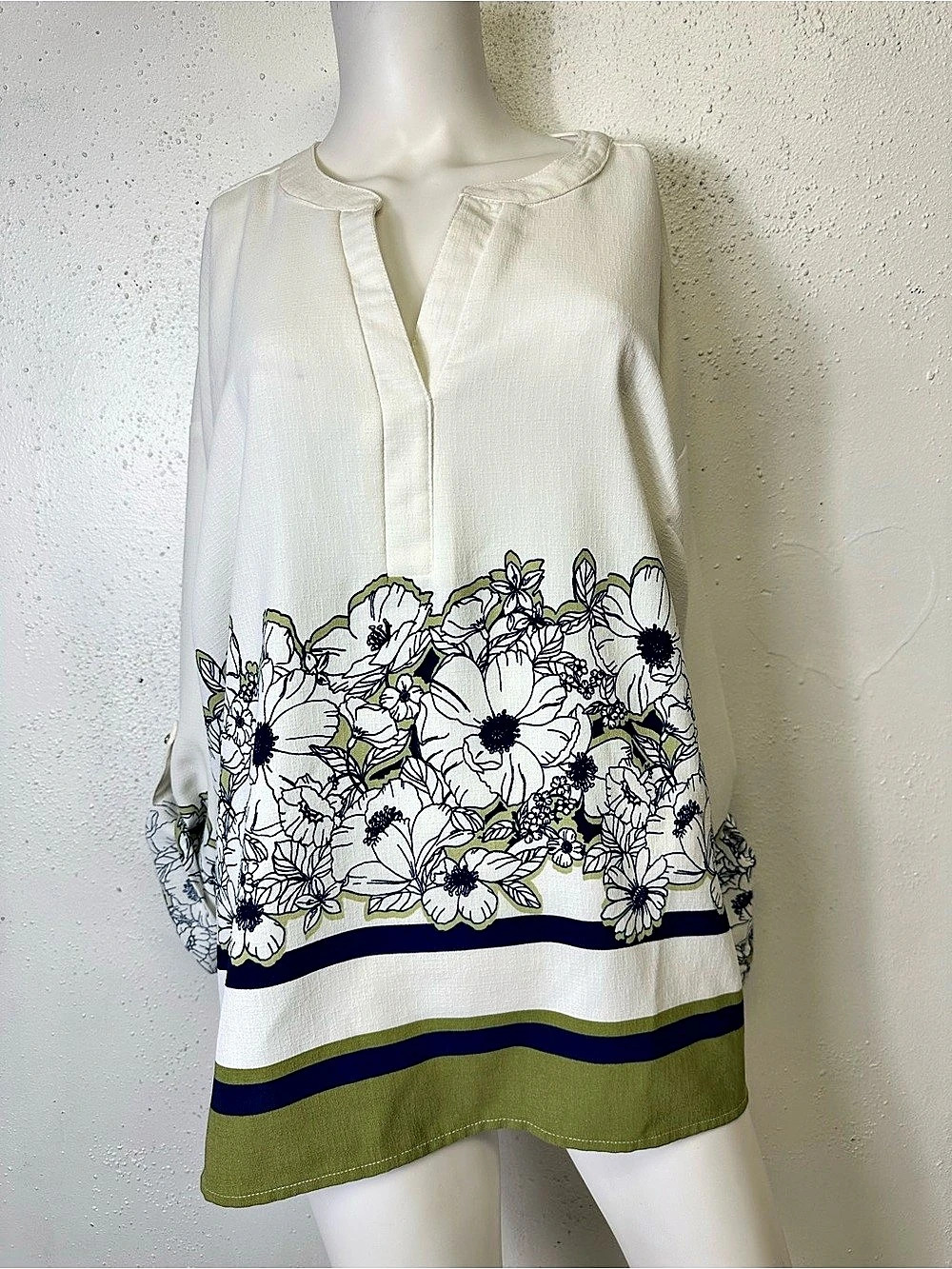 COMO BLACK BRAND SIZE 2X WHITE BLOUSE W FLORAL DESIGN
